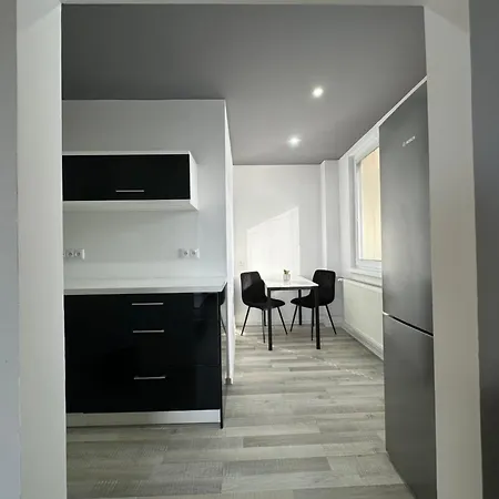 Modern 5 Min Walk To Center 55 Smart Tv Netflix Youtube 2 Balconies Parking Topoľčany