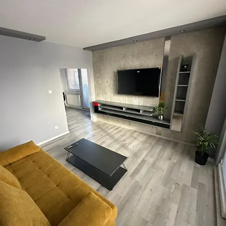 Modern 5 Min Walk To Center 55 Smart Tv Netflix Youtube 2 Balconies Parking Topolcany