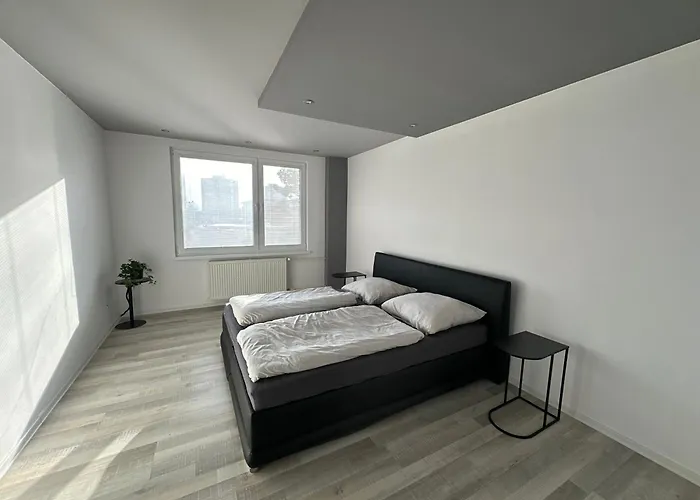 Modern 5 Min Walk To Center 55 Smart Tv Netflix Youtube 2 Balconies Parking